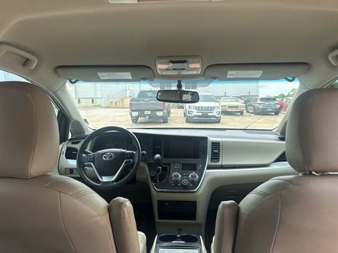 Used 2015 Toyota Sienna LE FWD image 18