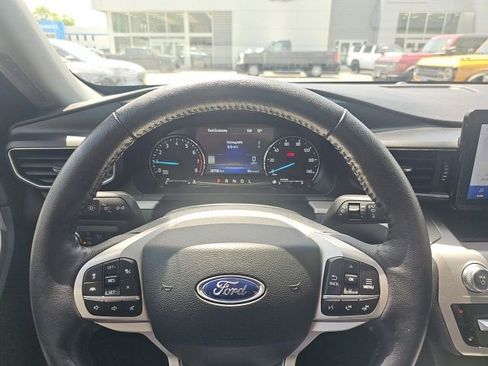 Used 2022 Ford Explorer XLT w/ Equipment Group 202A AWD/4WD image 16