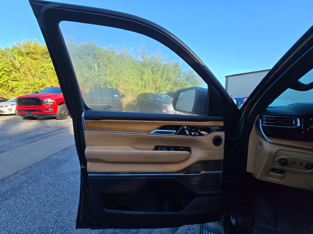 Used 2022 Jeep Grand Wagoneer Series III AWD/4WD image 28