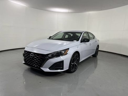 Used 2024 Nissan Altima 2.5 SR FWD image 2