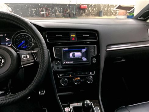 Used 2017 Volkswagen Golf R 4-Door image 9