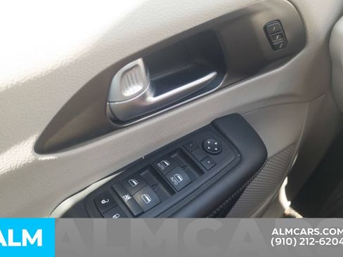 Used 2024 Chrysler Pacifica Touring-L FWD image 14