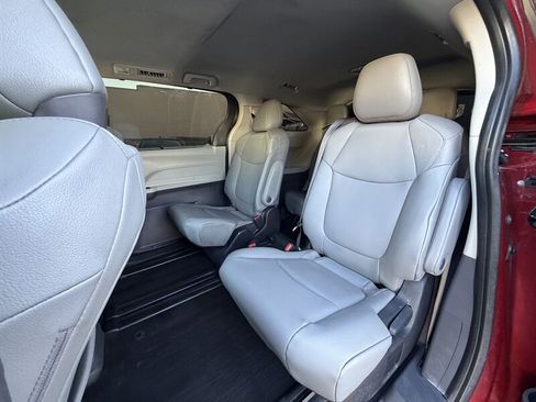 Used 2022 Toyota Sienna XLE FWD image 30