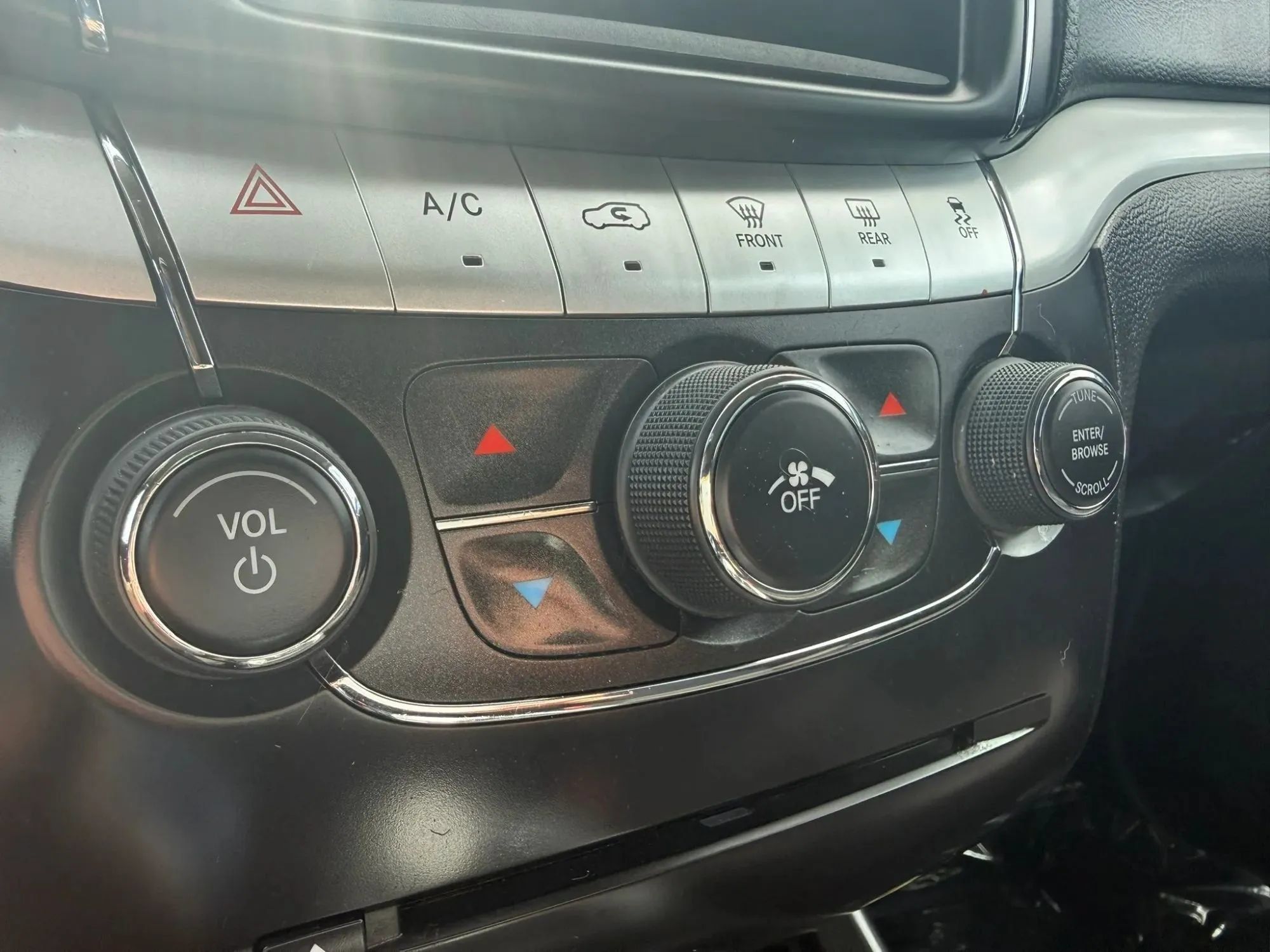 Used 2020 Dodge Journey SE w/ Blacktop Package FWD image 15