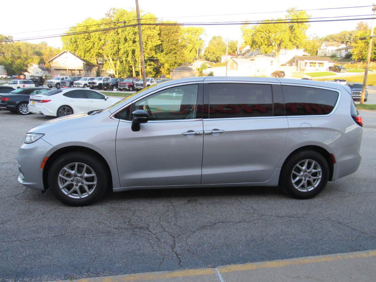 Used 2024 Chrysler Pacifica Touring-L FWD image 10