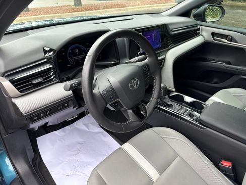 Used 2025 Toyota Camry SE w/ Convenience Package FWD image 9