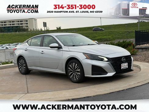 Used 2023 Nissan Altima 2.5 SV w/ SV Premium Package FWD image 1