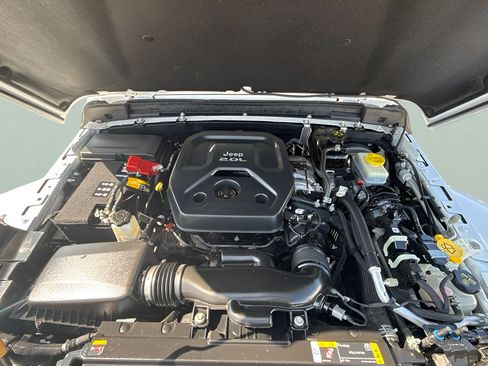 Used 2021 Jeep Wrangler Unlimited Sahara AWD/4WD image 12