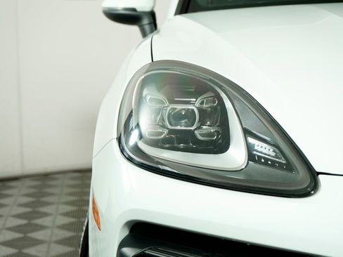 Certified 2022 Porsche Cayenne Platinum Edition image 11