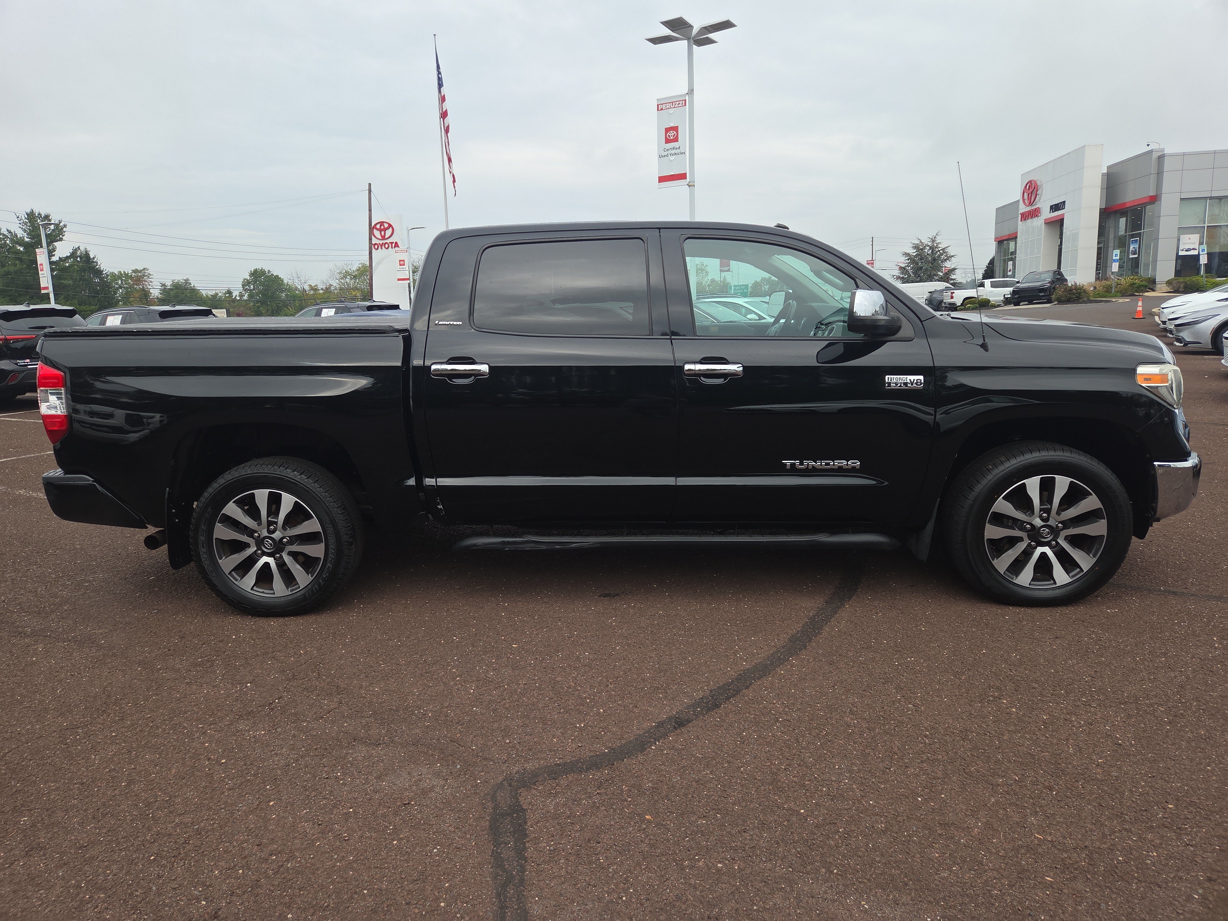 Used 2018 Toyota Tundra Limited w/ Limited Premium Package AWD/4WD image 2