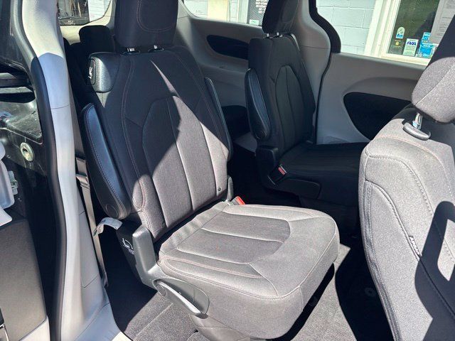 Used 2019 Chrysler Pacifica Touring FWD image 8