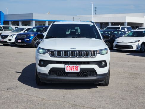 Used 2024 Jeep Compass Latitude AWD/4WD image 2