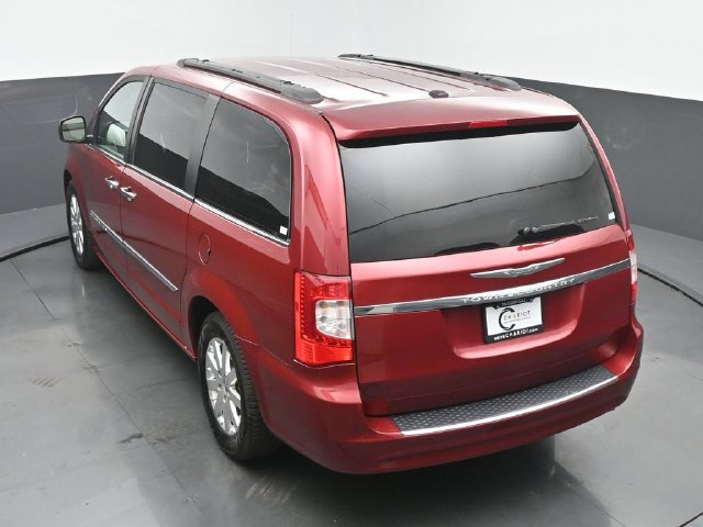 Used 2016 Chrysler Town & Country Touring w/ Driver Convenience Group FWD image 39