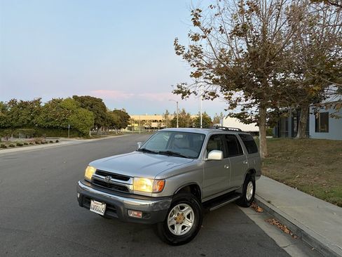Used 2002 Toyota 4Runner SR5 w/ Upgrade Value Pkg 2 RWD image 1