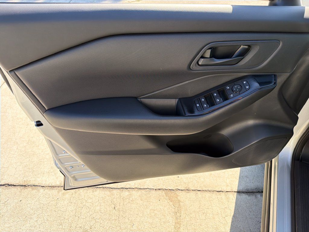 Used 2025 Nissan Rogue S AWD/4WD image 15