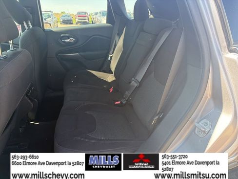 Used 2019 Jeep Cherokee Latitude w/ Popular Appearance Group FWD image 20