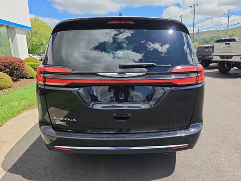 Used 2024 Chrysler Pacifica Touring-L FWD image 4