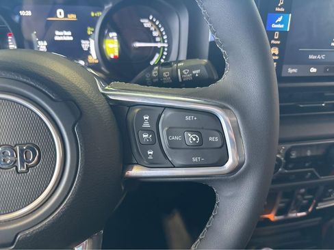 Used 2025 Jeep Wrangler Unlimited Sahara AWD/4WD image 20