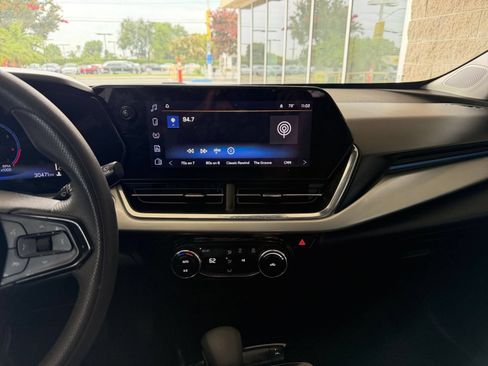 Used 2025 Chevrolet Trax LT FWD image 17