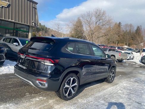 New 2025 Volkswagen Taos SEL image 4