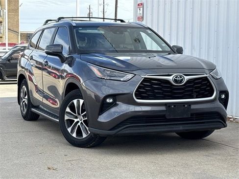 Used 2023 Toyota Highlander XLE image 2