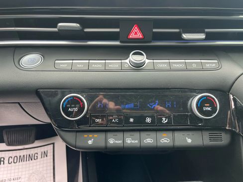 Used 2025 Hyundai Elantra Limited image 23