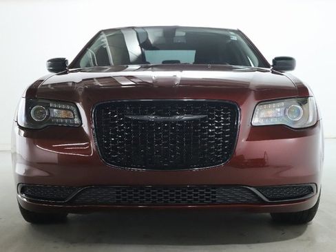 Used 2022 Chrysler 300 Touring w/ Sport Appearance Package image 5