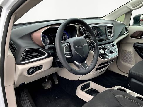 Used 2024 Chrysler Voyager LX image 18