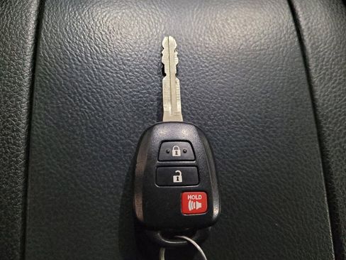 Used 2019 Toyota Highlander LE AWD/4WD image 32