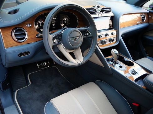 New 2025 Bentley Bentayga image 2