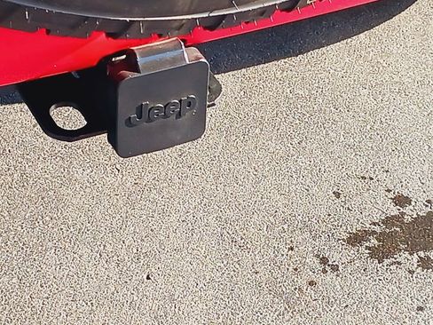 Used 2018 Jeep Wrangler Unlimited Sahara w/ Connectivity Group image 12