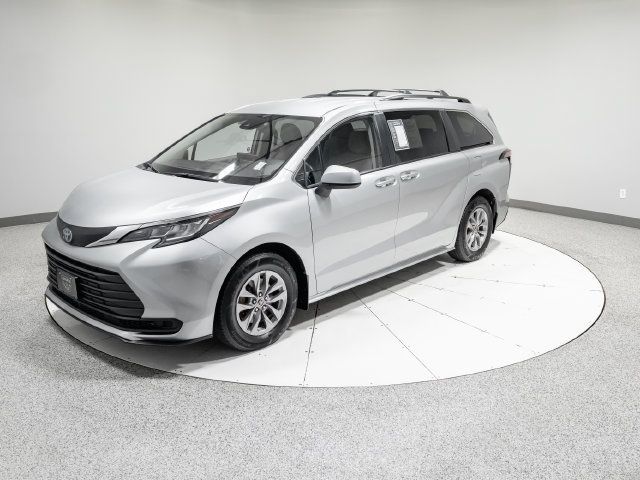 Used 2022 Toyota Sienna LE AWD/4WD image 34