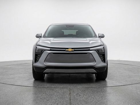 Used 2025 Chevrolet Blazer LT FWD image 2