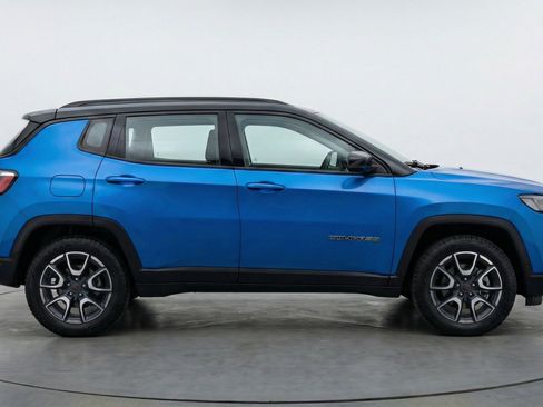 Used 2025 Jeep Compass Trailhawk image 11