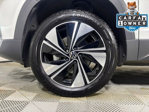 Used 2025 Volkswagen Taos SE image 28
