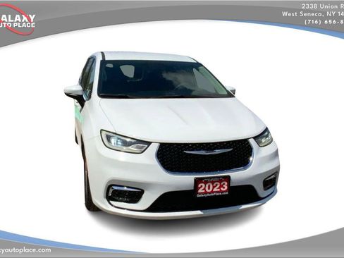 Used 2023 Chrysler Pacifica Touring-L FWD image 3
