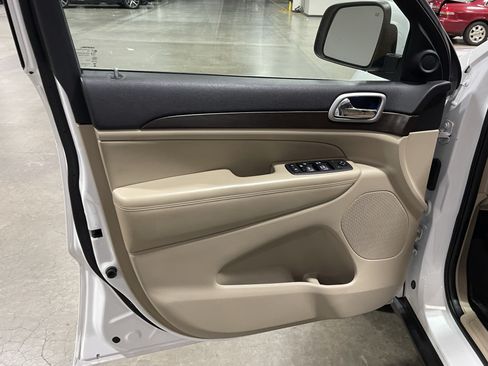 Used 2018 Jeep Grand Cherokee Laredo AWD/4WD image 16