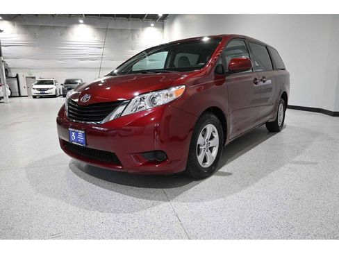 Used 2014 Toyota Sienna LE image 10