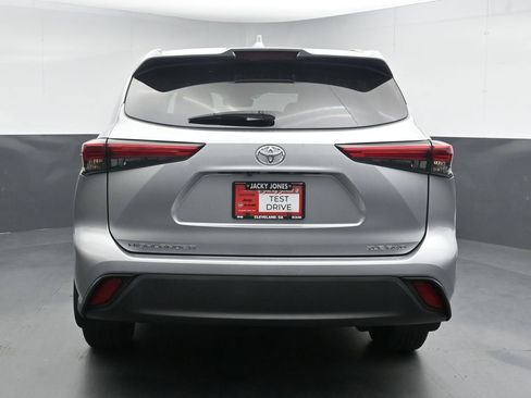 Used 2022 Toyota Highlander XLE AWD/4WD image 7