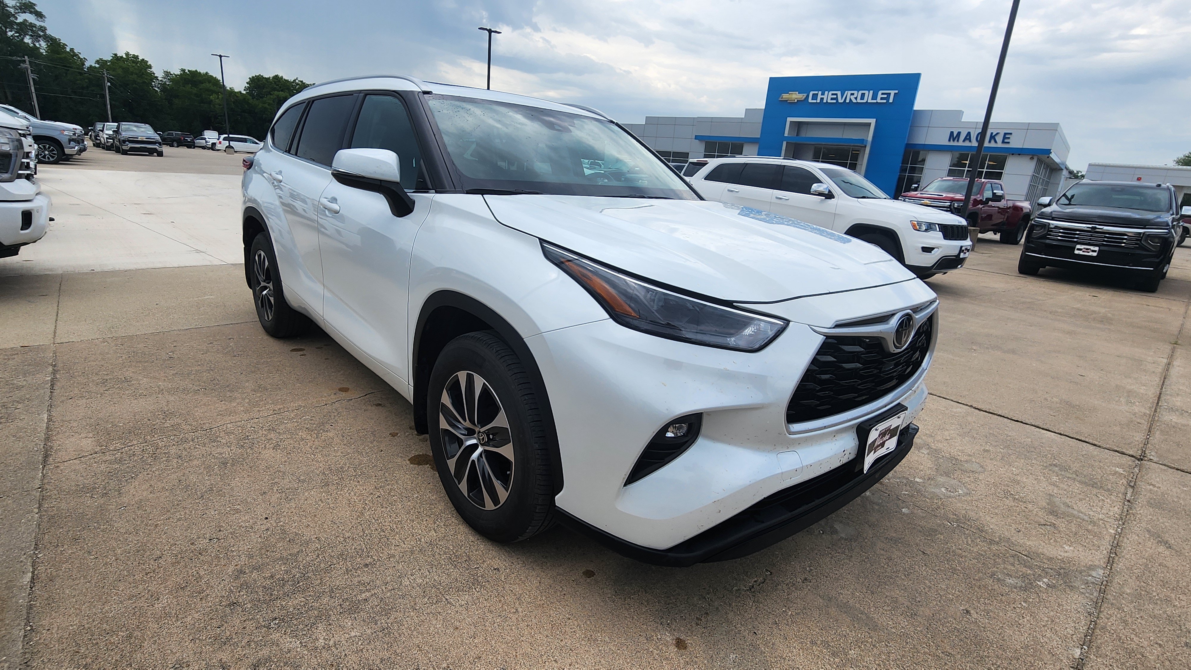 Used 2022 Toyota Highlander XLE AWD/4WD image 2