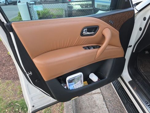 Used 2016 INFINITI QX80 4WD w/ Signature Edition Package image 11