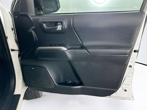 Used 2019 Toyota Tacoma TRD Sport image 32