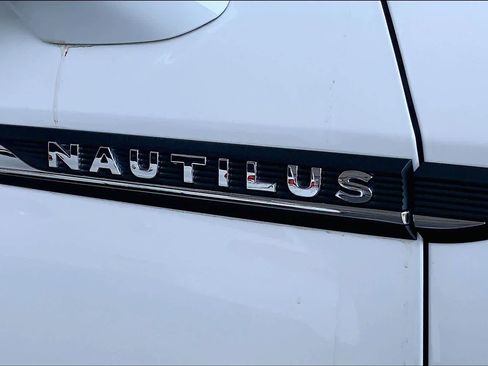 Used 2022 Lincoln Nautilus Reserve w/ Equipment Group 202A image 9