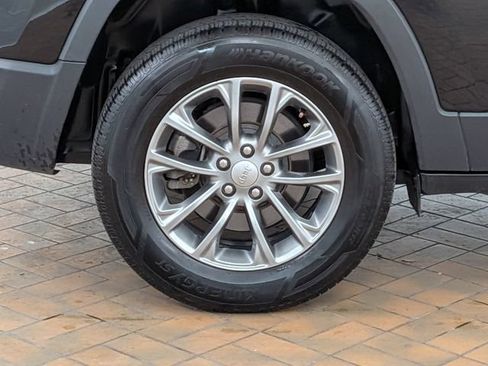 Used 2019 Jeep Cherokee Latitude Plus w/ Cold Weather Group AWD/4WD image 10