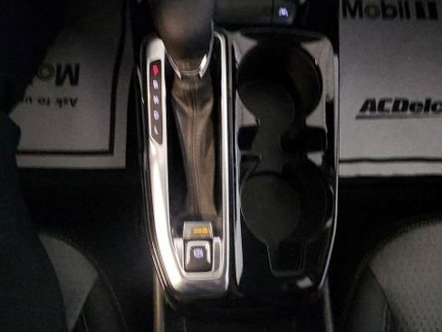 Used 2024 Chevrolet Trax LT w/ LT Convenience Package FWD image 27