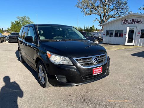 Used 2010 Volkswagen Routan SE FWD image 3