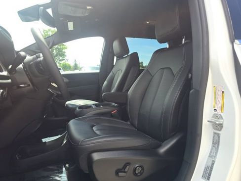 New 2027 Chrysler Pacifica Select AWD/4WD image 9