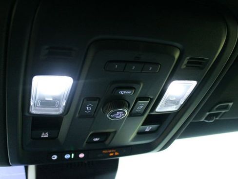 Used 2023 GMC Yukon XL SLT w/ SLT Luxury Package image 22