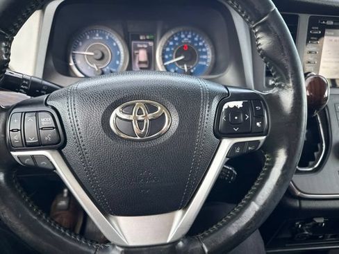 Used 2019 Toyota Sienna Limited Premium FWD image 9