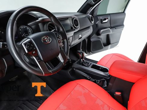 Used 2019 Toyota Tacoma TRD Off-Road w/ Technology Package AWD/4WD image 19